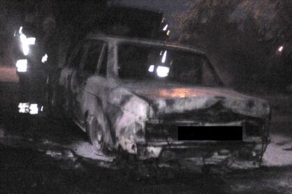 [b]PÅTENT:[/b] En Volvo 240 ble totalskadd i brann ved Susebakke fredag kveld. [i](Mobilfoto: Daniel Owrum)[/i]